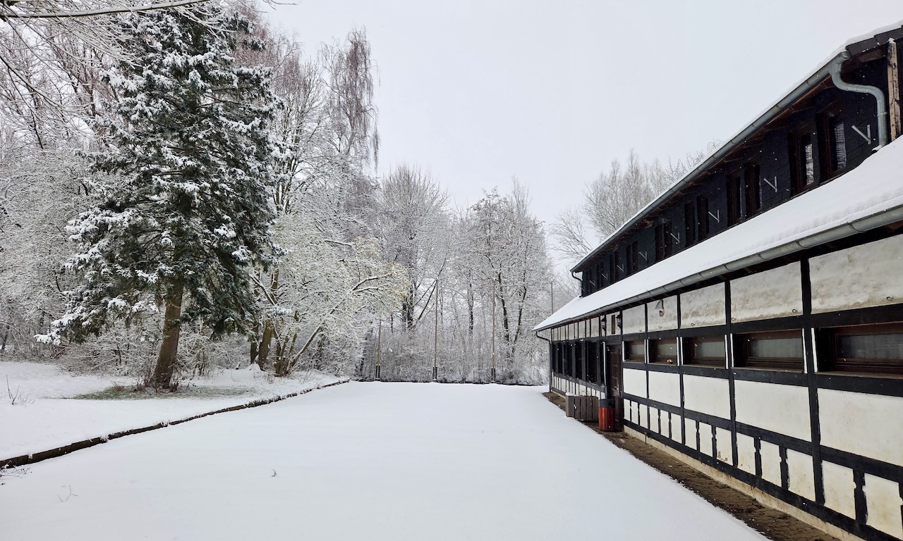 Blick auf den großen Platz im Winter