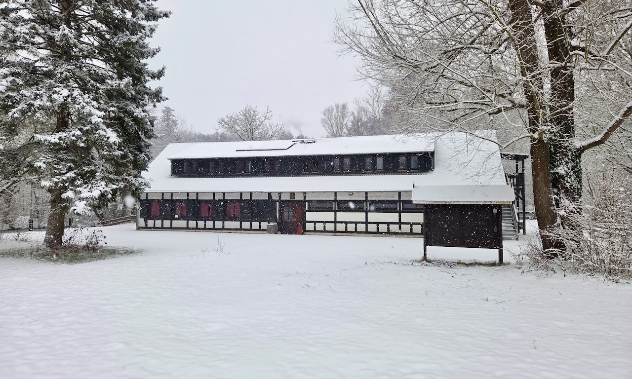 Blick auf das Adlerhaus im Winter